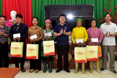 Giám đốc Báo và phát thanh, truyền hình Tuyên Quang tặng quà gia đình chính sách tại xã Giáp Trung