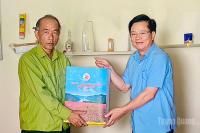 Trưởng Ban Tổ chức Tỉnh ủy Trần Quang Minh thăm, tặng quà người có công tại xã Hồng Sơn và Trường Sinh