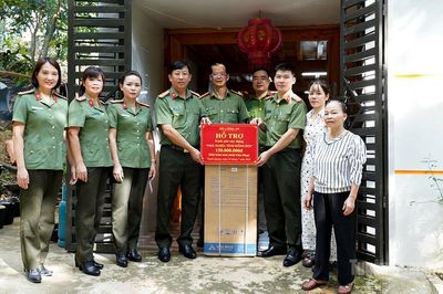 Công an tỉnh Tuyên Quang trao 150 triệu đồng hỗ trợ xây dựng Nhà nghĩa tình đồng đội