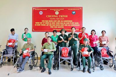Trao tặng 36 xe lăn cho nạn nhân chất độc da cam/dioxin