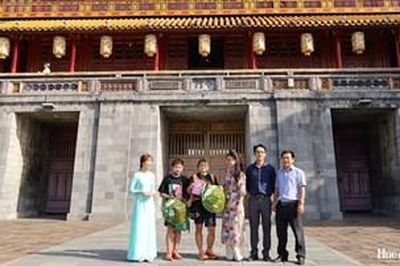 Tặng quà cho hai mẹ con du khách đi bộ 790 km từ Hà Nội vào Huế