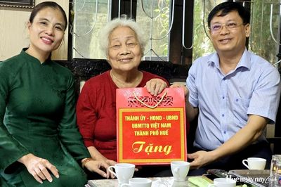 Lãnh đạo thành phố thăm gia đình chính sách phường Thuận Hóa và Phong Thái