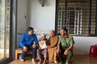 Chùa Hoa Nghiêm (Đắk Lắk) thăm, tặng quà người có công nhân kỷ niệm 79 năm Ngày Thương binh - Liệt sĩ