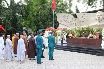Lãnh đạo phường Bình Thạnh, đại biểu các tôn giáo tưởng niệm anh hùng liệt sĩ tại Công viên Lê Thị Riêng