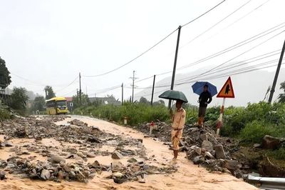 Lai Châu: Mưa lớn gây sạt lở, chia cắt quốc lộ 32 và 279 qua xã Mường Than