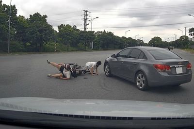 Đánh lái vào vòng xuyến, ô tô hất bay hai cô gái đi xe máy