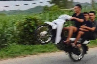 Tịch thu phương tiện, phạt hành chính bố mẹ thiếu niên 'bốc đầu' xe máy chở ba người