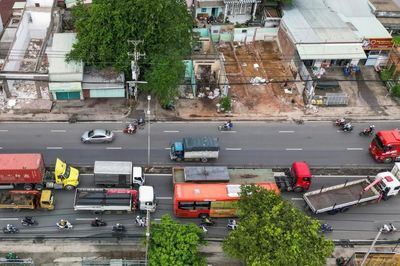 Người dân TP.HCM bàn giao mặt bằng để làm đường mở rộng cửa ngõ phía Tây