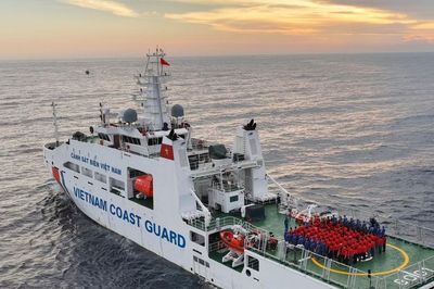 Cờ Tổ quốc tung bay trên vùng biển Nam Trung Bộ
