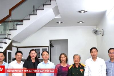 Chủ tịch UBND tỉnh Điện Biên thăm, tặng quà gia đình người có công