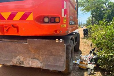 Điều tra nguyên nhân vụ va chạm giữa xe múc và xe máy khiến 1 người tử vong