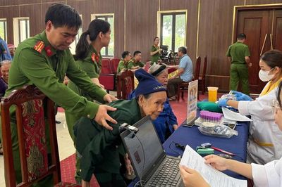 Bài 1: Từ giọt máu của thân nhân đến ngày đoàn tụ