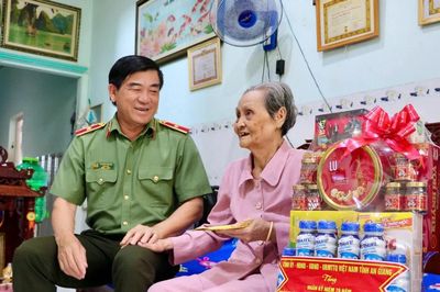 Thiếu tướng Nguyễn Văn Hận thăm, tặng quà các gia đình chính sách