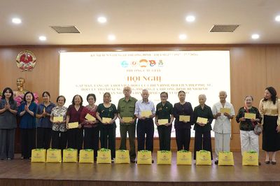 Phường Cầu Giấy tặng quà tri ân người có công