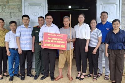 Xã Nam Tuấn trao kinh phí xây nhà mới cho hộ gia đình có hoàn cảnh khó khăn