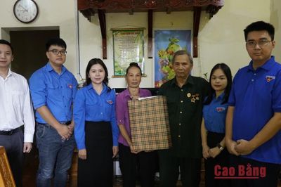 Đoàn Khối UBND tỉnh thăm, tặng quà gia đình chính sách nhân dịp 27/7