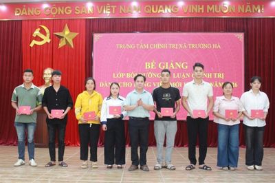 36 học viên hoàn thành bồi dưỡng lý luận chính trị cho đảng viên mới