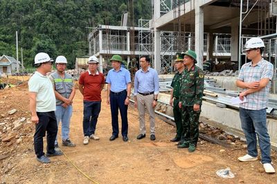 Bí thư Đảng ủy phường Thục Phán Vũ Đình Quang kiểm tra tiến độ thi công Trường phổ thông nội trú Tiểu học THCS Đức Long