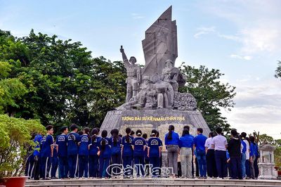 'Câu chuyện thời hoa lửa' và những ngọn nến tri ân
