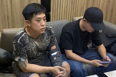 Bắt quả tang 2 'quý ông' vui vẻ trong khách sạn ở Hà Nội, lộ đường dây của Vũ Quang Huy với 180 'chân dài nam'