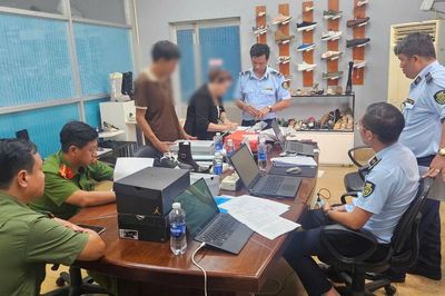 Đột kích cơ sở sản xuất giày nghi làm giả thương hiệu Nike ở TP.HCM, phát hiện lượng hàng khổng lồ