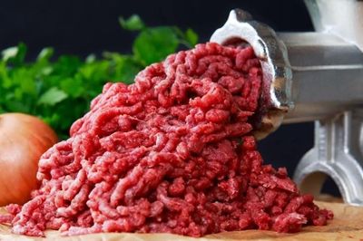 Mua thịt xay sẵn ngoài chợ, tiện một phút nhưng có thể bỏ qua nhiều rủi ro