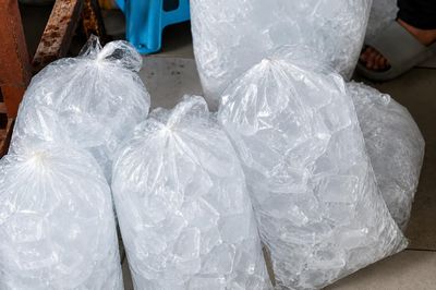 Đá lạnh mua ngoài tiện thật, nhưng có 4 rủi ro sức khỏe nhiều người đang bỏ qua