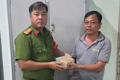 Tây Ninh: Công an hỗ trợ trao trả lại hơn 300 triệu đồng cho người chuyển khoản nhầm