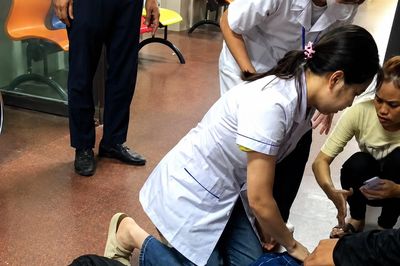 Khoảnh khắc nữ điều dưỡng lao ra hành lang ép tim cứu người bệnh thoát cửa tử