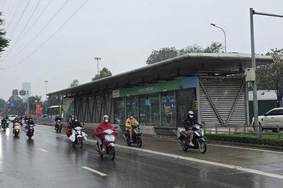 Hà Nội ngày nắng gián đoạn, chiều tối mưa dông