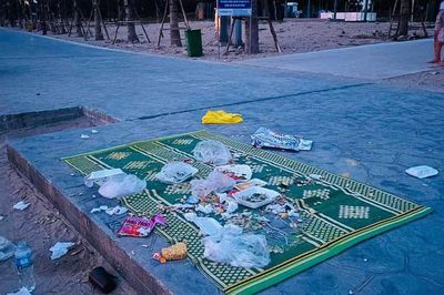 Ăn uống xong bỏ lại rác trên bãi biển Cửa Lò, cộng đồng mạng phản ứng
