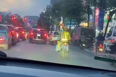 Cảnh sát giao thông Hà Nội mở đường, giành lại 'thời gian vàng' cứu sống bé trai