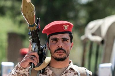 Saudi Arabia không kích lực lượng Houthi ở Yemen