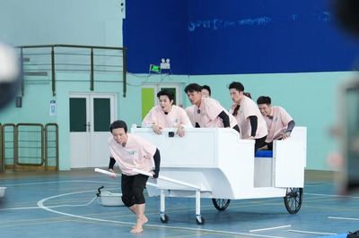 Trấn Thành tái hiện màn kéo xe bò với đầy đủ thành viên 'Gia tộc R'