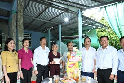 Cần Thơ thăm, tặng quà người có công với cách mạng