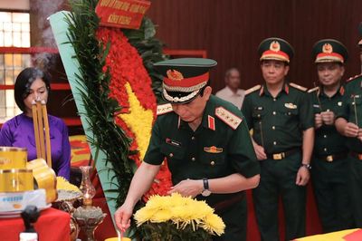 Đại tướng Phan Văn Giang thăm, động viên lực lượng tìm kiếm hài cốt liệt sĩ tại công viên Lê Thị Riêng