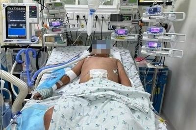 Bé trai 50 kg nguy kịch, men gan vọt hơn 3.000 U/L sau 4 ngày sốt