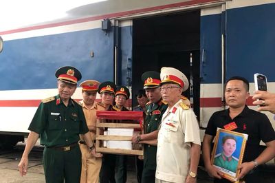 Những chuyến tàu tri ân đưa hài cốt liệt sĩ trở về quê hương