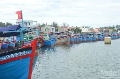 Tàu cá Quảng Ngãi bị chìm trên biển, 33 ngư dân được cứu vớt, 3 ngư dân mất tích
