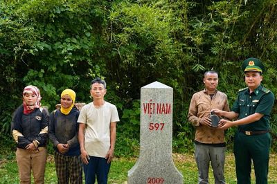 Xác minh mộ liệt sĩ Việt Nam hy sinh tại Lào