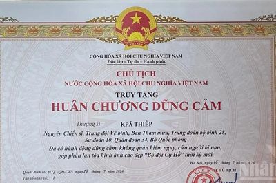 Truy tặng Huân chương Dũng cảm cho Thượng sĩ Kpă Thiêp