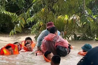 Bộ Tư lệnh Vùng 5 Hải quân khẩn trương hỗ trợ người dân vùng ngập lụt tại Phú Quốc
