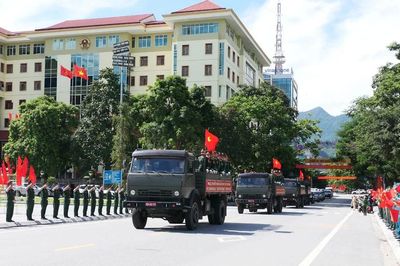 [Ảnh] Đón các anh về cùng đồng đội tại Nghĩa trang Liệt sĩ Vị Xuyên