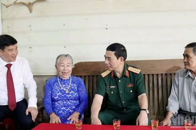 Đại tướng Phan Văn Giang thăm, tặng quà gia đình chính sách tại Lâm Đồng