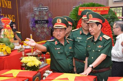 Đại tướng Phan Văn Giang dâng hoa, dâng hương tại Công viên Lê Thị Riêng