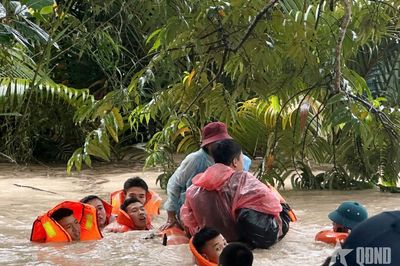 Bộ tư lệnh Vùng 5 Hải quân khẩn trương hỗ trợ người dân vùng ngập lụt tại Phú Quốc