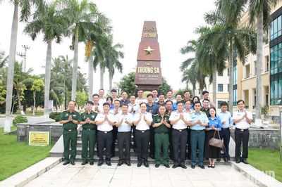 Đoàn cựu chiến binh cơ quan Ủy ban Kiểm tra Trung ương thăm, tìm hiểu truyền thống Quân chủng Hải quân