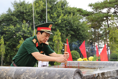Đại tướng Phan Văn Giang dâng hương tưởng niệm các anh hùng liệt sĩ tại Lâm Đồng