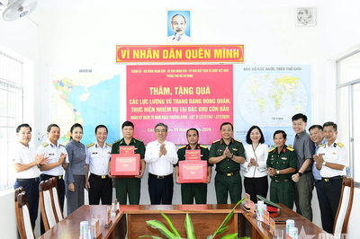 Lãnh đạo TP Hồ Chí Minh thăm, tặng quà và thực hiện 'Vườn cây Đại đoàn kết' tại đặc khu Côn Đảo