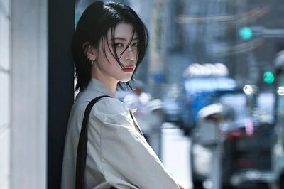 Sự kết hợp tối giản giữa đen và trắng của Ayaka Miyoshi